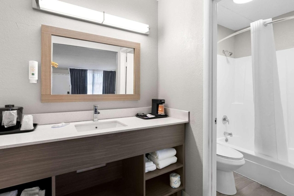 Quality Inn Nashville - Opryland Area Image #19 Quality Inn Nashville - Opryland Area Image #19